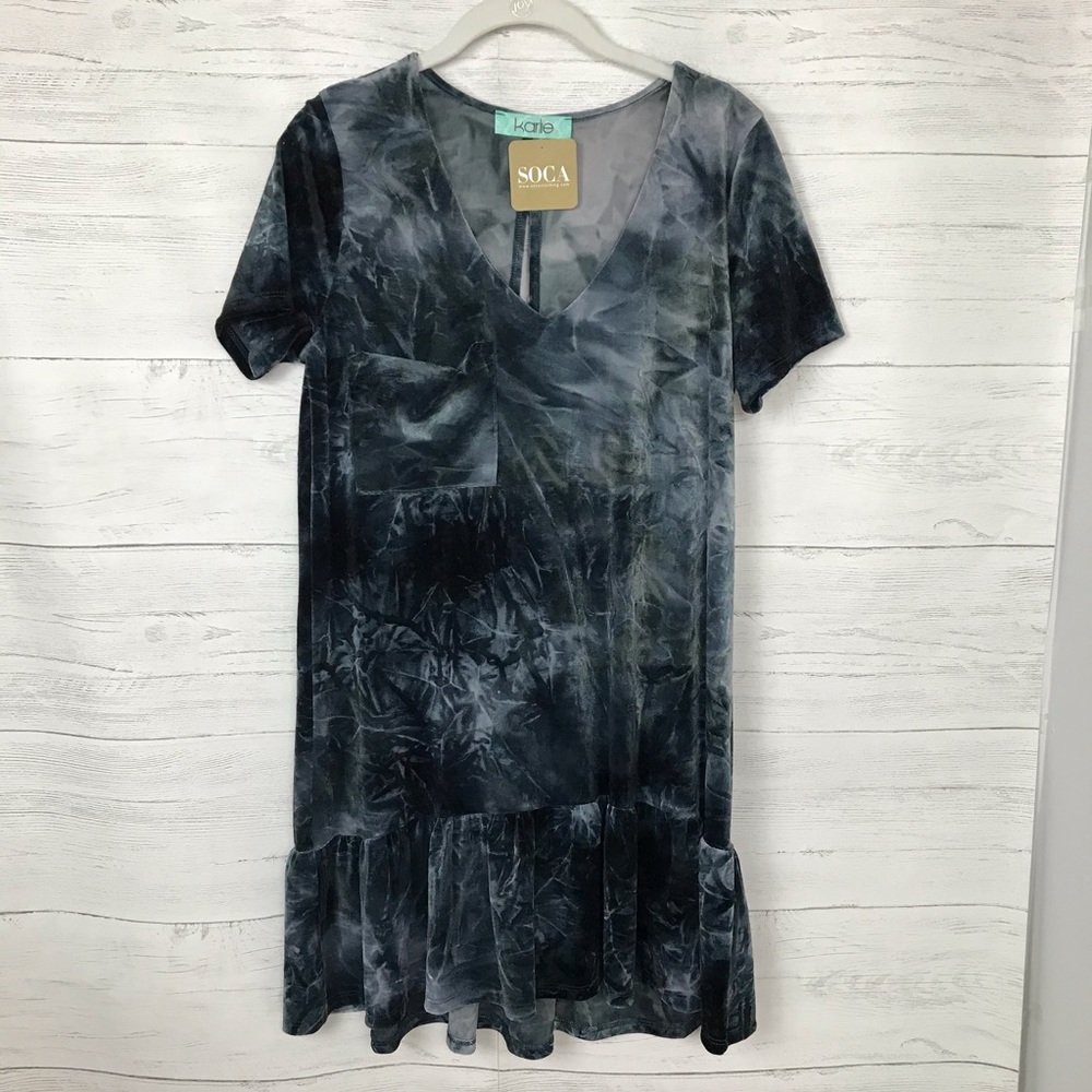 NWT KARLIE VELVET VNECK DRESS
